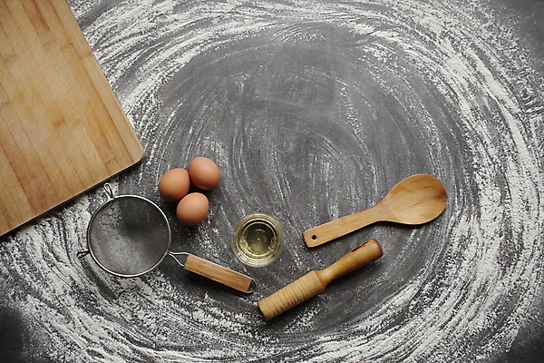 포토 JPG 해외이미지 재료 회색배경 실내 사람없음 하이앵글 계란 우유 채망 제빵 밀대 나무숟가락 나무도마 해외포토 뷰포인트 백그라운드 주방용품 유제품 도마 내부 목재 제과제빵 알 숟가락 회색 파일형식