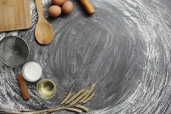 포토 JPG 해외이미지 재료 회색배경 실내 사람없음 하이앵글 계란 우유 채망 밀 밀가루 제빵 밀대 나무숟가락 나무도마 해외포토 뷰포인트 백그라운드 주방용품 유제품 곡류 도마 내부 목재 제과제빵 알 숟가락 회색 가루 파일형식