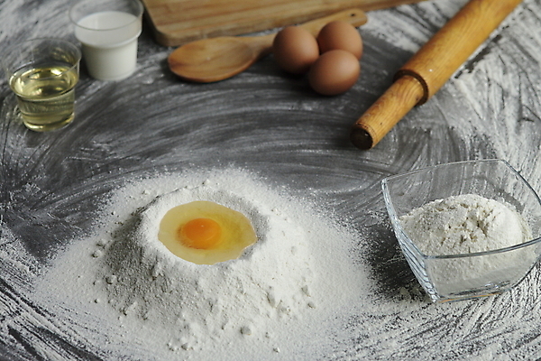 포토 JPG 해외이미지 재료 회색배경 실내 근접촬영 사람없음 계란 우유 채망 밀가루 제빵 밀대 나무숟가락 나무도마 해외포토 뷰포인트 백그라운드 주방용품 유제품 도마 내부 목재 제과제빵 알 숟가락 회색 가루 파일형식