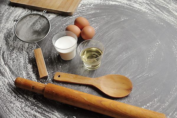 포토 JPG 해외이미지 재료 회색배경 실내 사람없음 계란 우유 채망 제빵 밀대 나무숟가락 나무도마 해외포토 백그라운드 주방용품 유제품 도마 내부 목재 제과제빵 알 숟가락 회색 파일형식