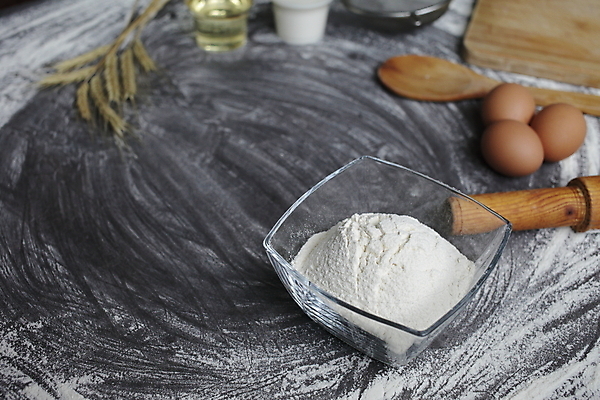 포토 JPG 해외이미지 재료 회색배경 실내 사람없음 계란 우유 채망 밀 밀가루 제빵 밀대 나무숟가락 나무도마 해외포토 백그라운드 주방용품 유제품 곡류 도마 내부 목재 제과제빵 알 숟가락 회색 가루 파일형식