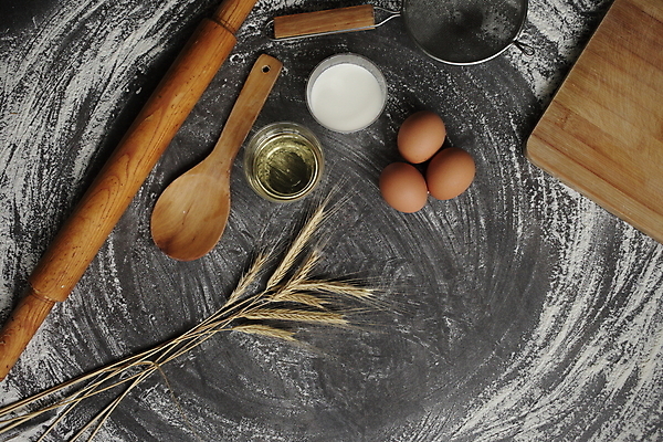 포토 JPG 해외이미지 재료 회색배경 실내 사람없음 계란 우유 채망 밀 제빵 밀대 나무숟가락 나무도마 해외포토 백그라운드 주방용품 유제품 곡류 도마 내부 목재 제과제빵 알 숟가락 회색 파일형식