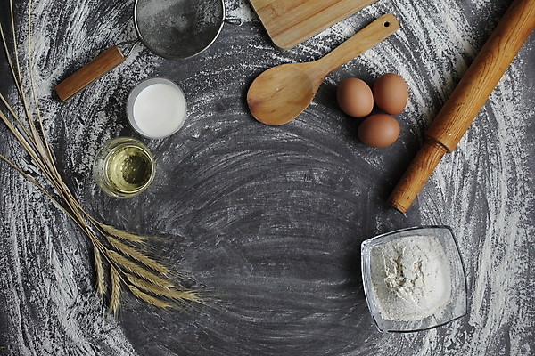 포토 JPG 해외이미지 재료 회색배경 실내 사람없음 하이앵글 계란 우유 채망 밀 밀가루 제빵 밀대 나무숟가락 나무도마 해외포토 뷰포인트 백그라운드 주방용품 유제품 곡류 도마 내부 목재 제과제빵 알 숟가락 회색 가루 파일형식