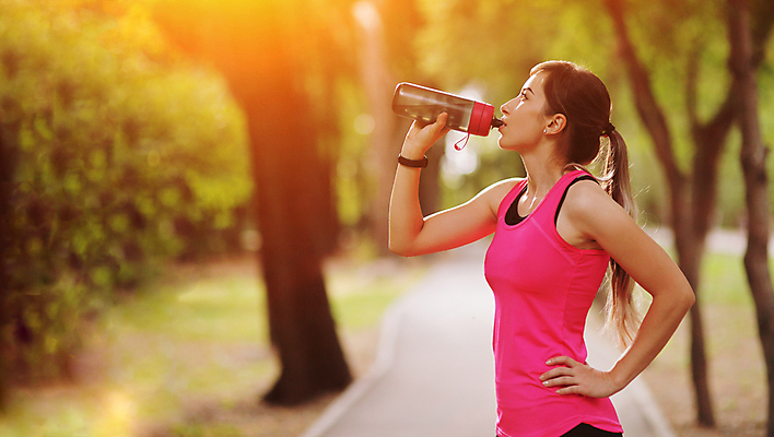 포토 JPG 해외이미지 주간 공원 여자 건강 한명 들기 사람 상반신 성인 야외 옆모습 물 운동복 마시기 물병 성인여자한명만 해외포토 자연요소 1 옷 공공시설 뷰포인트 모션 물통 여자한명만 성인여자만 파일형식