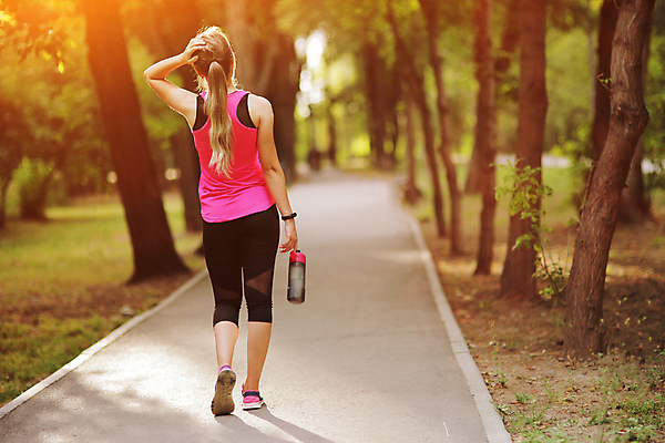 포토 JPG 해외이미지 주간 전신 공원 여자 건강 한명 들기 사람 성인 야외 뒷모습 운동복 걷기 물병 성인여자한명만 해외포토 자연요소 1 옷 공공시설 뷰포인트 모션 물통 여자한명만 성인여자만 파일형식