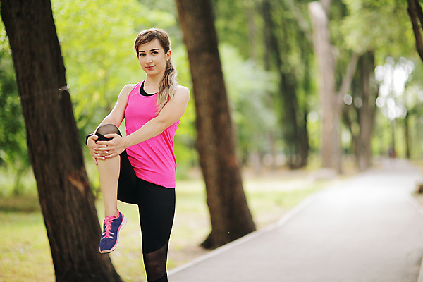 포토 JPG 해외이미지 주간 전신 백인 공원 여자 건강 한명 상반신 성인 야외 앞모습 아웃포커스 운동복 다리들기 성인여자한명만 해외포토 자연요소 서양인 1 옷 공공시설 뷰포인트 모션 촬영기법 사람 여자한명만 성인여자만 파일형식