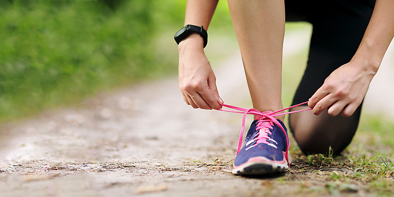포토 JPG 해외이미지 주간 백인 공원 여자 건강 한명 성인 야외 앞모습 운동복 하반신 무릎꿇기 신발끈묶기 성인여자한명만 해외포토 자연요소 서양인 1 옷 공공시설 뷰포인트 모션 사람 묶기 신발끈 여자한명만 성인여자만 파일형식