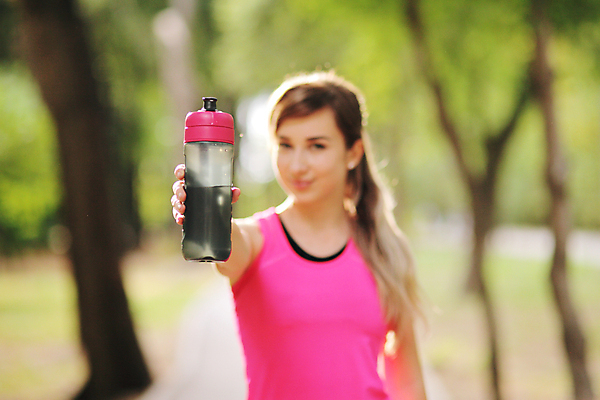 포토 JPG 해외이미지 주간 공원 여자 건강 한명 들기 사람 상반신 성인 야외 앞모습 아웃포커스 물 운동복 성인여자한명만 해외포토 자연요소 1 옷 공공시설 뷰포인트 모션 촬영기법 여자한명만 성인여자만 파일형식