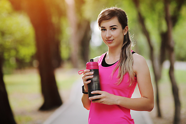 포토 JPG 해외이미지 주간 공원 여자 건강 한명 들기 사람 상반신 성인 야외 옆모습 아웃포커스 운동복 물병 성인여자한명만 해외포토 자연요소 1 옷 공공시설 뷰포인트 모션 촬영기법 물통 여자한명만 성인여자만 파일형식