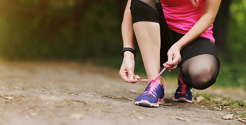 포토 JPG 해외이미지 주간 백인 공원 여자 건강 한명 성인 야외 앞모습 아웃포커스 운동복 하반신 무릎꿇기 신발끈묶기 성인여자한명만 해외포토 자연요소 서양인 1 옷 공공시설 뷰포인트 모션 촬영기법 사람 묶기 신발끈 여자한명만 성인여자만 파일형식