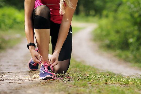 포토 JPG 해외이미지 주간 백인 공원 여자 건강 한명 성인 야외 앞모습 아웃포커스 운동복 하반신 숲 무릎꿇기 신발끈묶기 성인여자한명만 해외포토 자연요소 서양인 1 옷 공공시설 뷰포인트 모션 촬영기법 사람 묶기 신발끈 여자한명만 성인여자만 파일형식