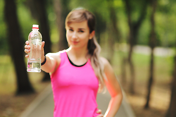 포토 JPG 해외이미지 주간 공원 여자 허리손 건강 한명 들기 사람 상반신 성인 야외 아웃포커스 물 운동복 물병 성인여자한명만 해외포토 자연요소 1 옷 공공시설 포즈 모션 촬영기법 물통 여자한명만 성인여자만 파일형식