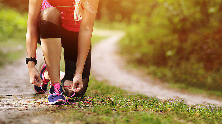 포토 JPG 해외이미지 주간 백인 공원 여자 건강 한명 성인 야외 앞모습 아웃포커스 운동복 하반신 무릎꿇기 신발끈묶기 성인여자한명만 해외포토 자연요소 서양인 1 옷 공공시설 뷰포인트 모션 촬영기법 사람 묶기 신발끈 여자한명만 성인여자만 파일형식