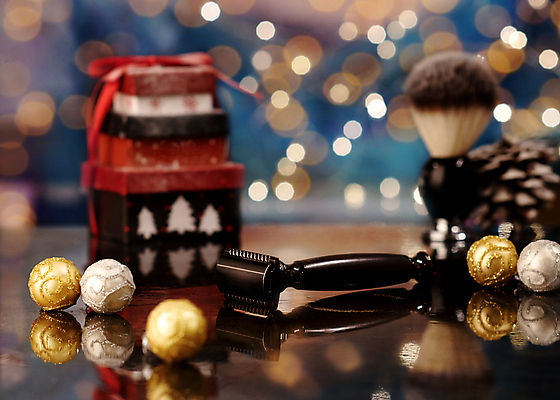 포토 JPG 해외이미지 리본 크리스마스장식 크리스마스 실내 사람없음 아웃포커스 선물상자 붓 클래식 오브젝트 복고 보케 면도기 해외포토 기념일 컨셉 촬영기법 선물 내부 상자 위생용품 파일형식