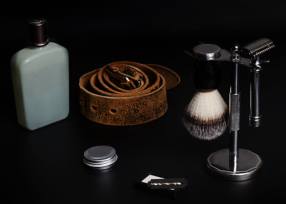 포토 JPG 해외이미지 검은배경 실내 사람없음 벨트 붓 클래식 오브젝트 복고 면도기 면도칼 향수병 해외포토 잡화 백그라운드 컨셉 내부 위생용품 검은색 향수 면도 병_담는 파일형식