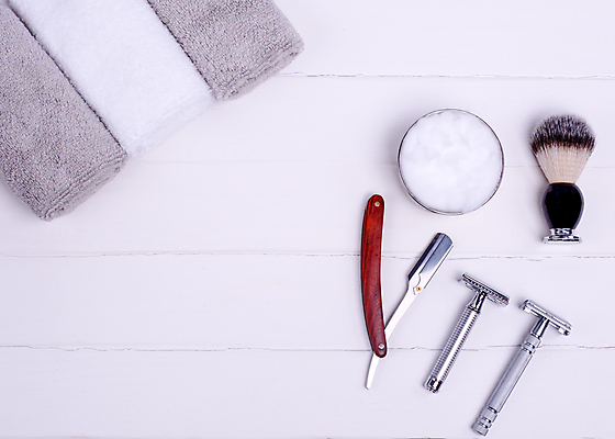 포토 JPG 해외이미지 실내 사람없음 하이앵글 수건 붓 클래식 오브젝트 흰배경 복고 면도기 면도크림 해외포토 뷰포인트 백그라운드 컨셉 내부 위생용품 흰색 파일형식