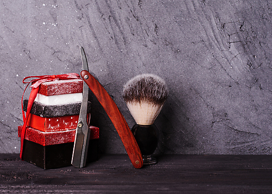 포토 JPG 해외이미지 리본 회색배경 실내 사람없음 선물상자 붓 클래식 오브젝트 복고 면도기 해외포토 백그라운드 컨셉 선물 내부 상자 위생용품 회색 파일형식