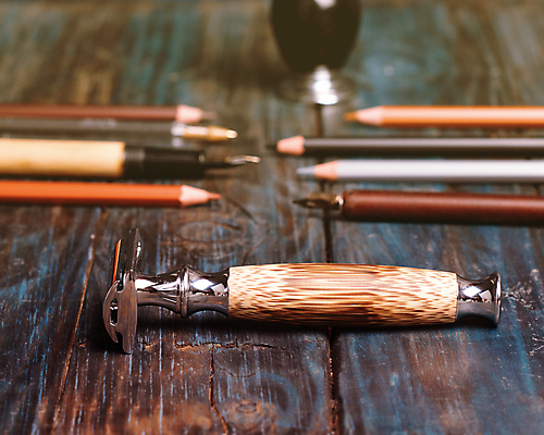 포토 JPG 해외이미지 색연필 실내 사람없음 아웃포커스 만년필 붓 클래식 오브젝트 복고 나무바닥 면도기 해외포토 컨셉 학용품 바닥 촬영기법 내부 위생용품 펜 파일형식