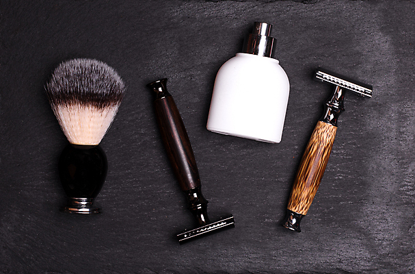 포토 JPG 해외이미지 검은배경 실내 사람없음 하이앵글 붓 클래식 오브젝트 복고 면도기 향수병 해외포토 뷰포인트 백그라운드 컨셉 내부 위생용품 검은색 향수 병_담는 파일형식