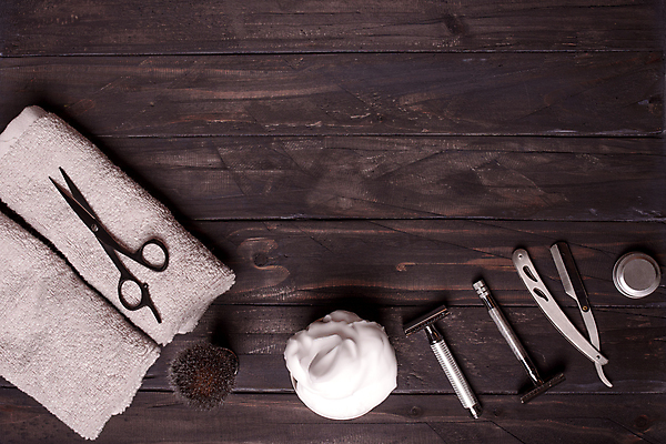 포토 JPG 해외이미지 검은배경 실내 사람없음 하이앵글 수건 붓 클래식 오브젝트 복고 나무바닥 면도기 면도크림 해외포토 뷰포인트 백그라운드 컨셉 바닥 내부 위생용품 검은색 파일형식