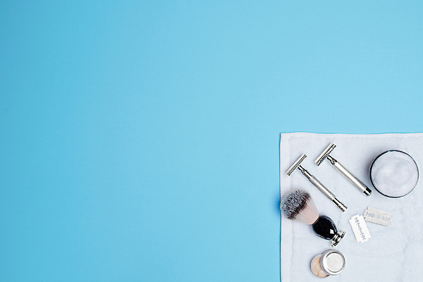 포토 JPG 해외이미지 실내 사람없음 하이앵글 수건 붓 클래식 오브젝트 복고 파란배경 면도기 면도크림 해외포토 뷰포인트 백그라운드 컨셉 내부 파란색 위생용품 파일형식