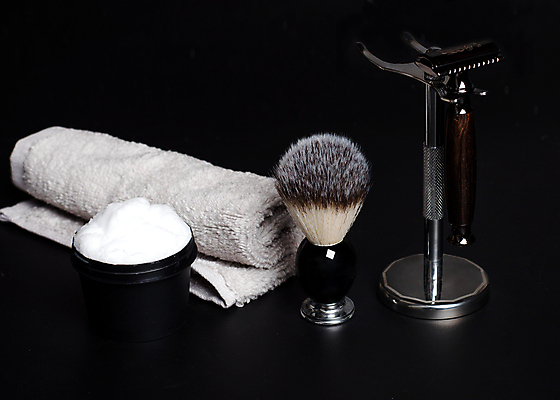 포토 JPG 해외이미지 검은배경 실내 사람없음 수건 붓 클래식 오브젝트 복고 면도기 면도크림 해외포토 백그라운드 컨셉 내부 위생용품 검은색 파일형식