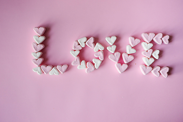 포토 JPG 해외이미지 영어 디저트 발렌타인데이 사람없음 하트 달콤 마시멜로우 분홍색배경 해외포토 모양 문자 음식 분홍색 백그라운드 데이이벤트 맛 파일형식