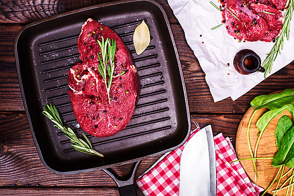 포토 JPG 해외이미지 식재료 실내 스테이크 사람없음 하이앵글 소고기 프라이팬 칼 나무바닥 소금 후추 로즈메리 월계수 해외포토 뷰포인트 주방용품 바닥 서양음식 육류 내부 허브 향신료 파일형식