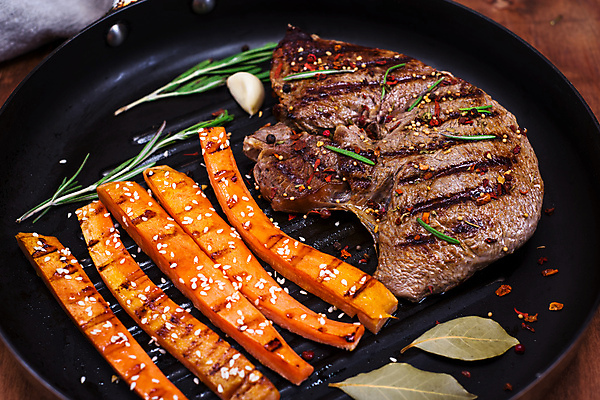 포토 JPG 해외이미지 식재료 실내 스테이크 사람없음 당근 프라이팬 깨 후추 로즈메리 월계수 해외포토 주방용품 뿌리채소 서양음식 내부 조미료 허브 향신료 파일형식