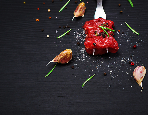 포토 JPG 해외이미지 포크 식재료 검은배경 실내 마늘 스테이크 사람없음 소고기 소금 후추 로즈메리 해외포토 식기 백그라운드 채소 서양음식 육류 내부 검은색 허브 향신료 파일형식