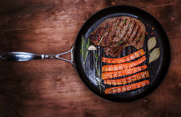 포토 JPG 해외이미지 식재료 실내 스테이크 사람없음 하이앵글 당근 프라이팬 나무바닥 로즈메리 월계수 해외포토 뷰포인트 주방용품 바닥 뿌리채소 서양음식 내부 허브 파일형식