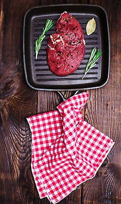 포토 JPG 해외이미지 식재료 실내 스테이크 사람없음 하이앵글 소고기 프라이팬 나무바닥 후추 로즈메리 월계수 해외포토 뷰포인트 주방용품 바닥 서양음식 육류 내부 허브 향신료 파일형식