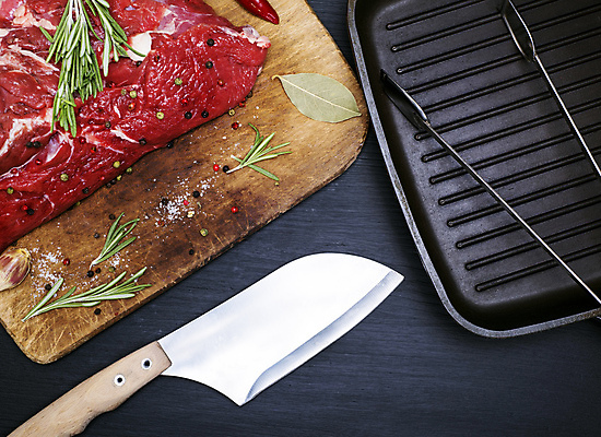 포토 JPG 해외이미지 식재료 검은배경 실내 집게 스테이크 사람없음 하이앵글 소고기 프라이팬 칼 소금 후추 로즈메리 나무도마 해외포토 뷰포인트 백그라운드 주방용품 도마 서양음식 육류 내부 목재 검은색 허브 향신료 파일형식