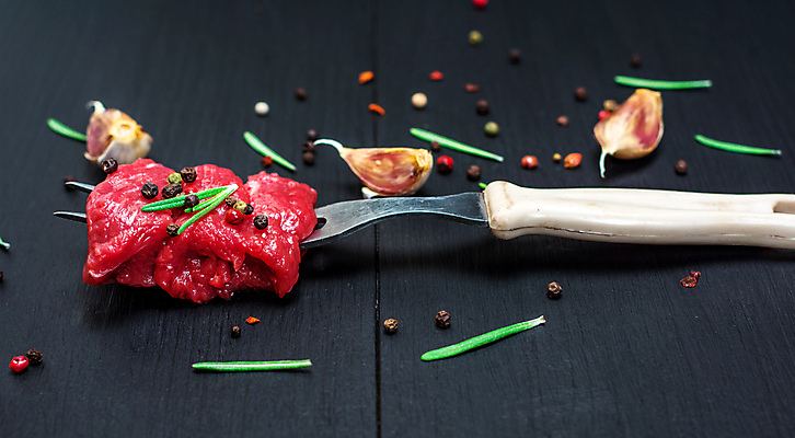 포토 JPG 해외이미지 포크 식재료 검은배경 실내 마늘 스테이크 사람없음 소고기 후추 로즈메리 해외포토 식기 백그라운드 채소 서양음식 육류 내부 검은색 허브 향신료 파일형식