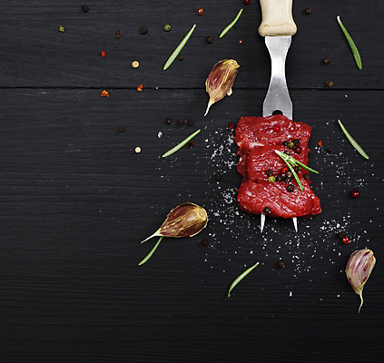 포토 JPG 해외이미지 포크 식재료 검은배경 실내 마늘 스테이크 사람없음 하이앵글 소고기 소금 후추 로즈메리 해외포토 식기 뷰포인트 백그라운드 채소 서양음식 육류 내부 검은색 허브 향신료 파일형식