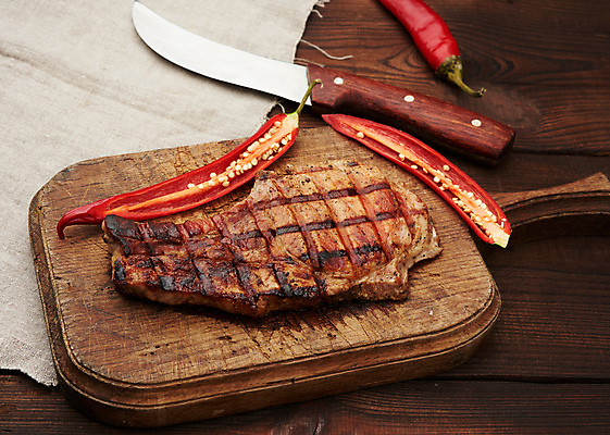 포토 JPG 해외이미지 식재료 고추 도마 실내 돼지고기 스테이크 사람없음 나무바닥 후추 나무도마 등심 해외포토 채소 주방용품 바닥 서양음식 육류 내부 목재 향신료 파일형식