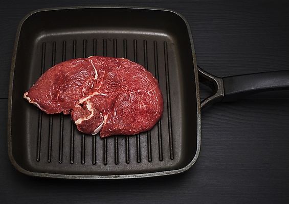 포토 JPG 해외이미지 식재료 검은배경 실내 스테이크 사람없음 소고기 프라이팬 해외포토 백그라운드 주방용품 서양음식 육류 내부 검은색 파일형식