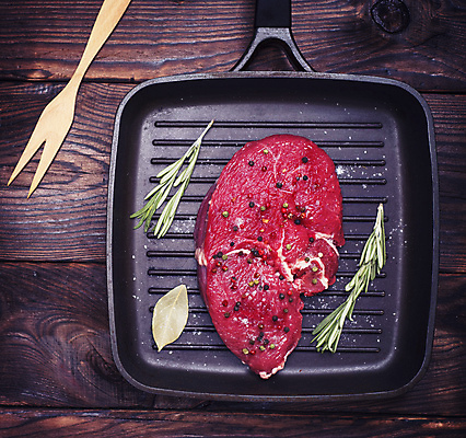 포토 JPG 해외이미지 식재료 실내 스테이크 사람없음 하이앵글 소고기 양념 나무바닥 후추 로즈메리 나무포크 월계수 해외포토 뷰포인트 포크 바닥 서양음식 육류 내부 허브 향신료 파일형식