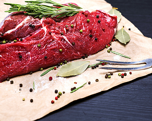 포토 JPG 해외이미지 종이 식재료 검은배경 실내 스테이크 사람없음 소고기 후추 로즈메리 월계수 해외포토 백그라운드 서양음식 육류 내부 검은색 허브 향신료 파일형식