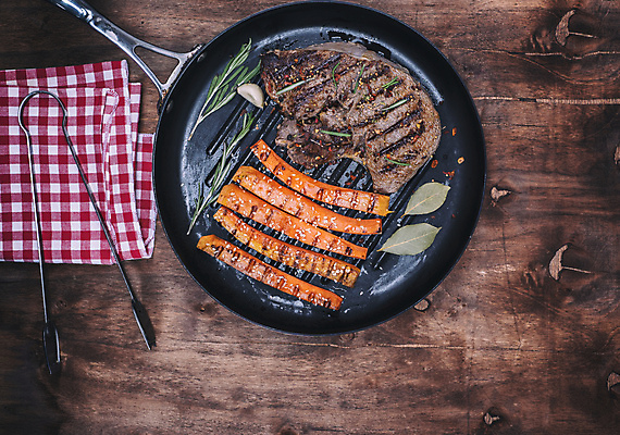 포토 JPG 해외이미지 식재료 실내 집게 스테이크 사람없음 하이앵글 당근 소고기 프라이팬 나무바닥 후추 로즈메리 월계수 해외포토 뷰포인트 주방용품 바닥 뿌리채소 서양음식 육류 내부 허브 향신료 파일형식