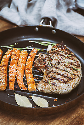 포토 JPG 해외이미지 식재료 실내 스테이크 사람없음 아웃포커스 당근 소고기 프라이팬 후추 로즈메리 월계수 해외포토 주방용품 뿌리채소 서양음식 촬영기법 육류 내부 허브 향신료 파일형식