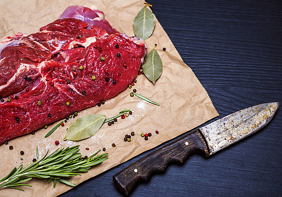 포토 JPG 해외이미지 식재료 검은배경 실내 스테이크 사람없음 소고기 칼 소금 후추 로즈메리 월계수 해외포토 백그라운드 서양음식 육류 내부 검은색 허브 향신료 파일형식