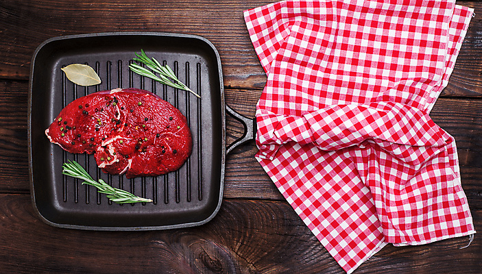 포토 JPG 해외이미지 식재료 실내 스테이크 사람없음 하이앵글 소고기 나무바닥 후추 로즈메리 월계수 해외포토 뷰포인트 바닥 서양음식 육류 내부 허브 향신료 파일형식