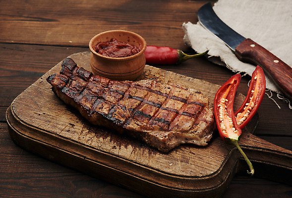 포토 JPG 해외이미지 식재료 고추 실내 돼지고기 스테이크 사람없음 칼 나무바닥 나무도마 등심 소스통 해외포토 채소 바닥 도마 서양음식 통 육류 내부 목재 소스_음식 파일형식