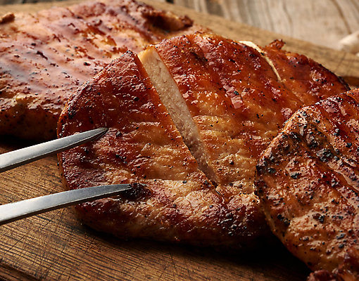 포토 JPG 해외이미지 포크 식재료 실내 돼지고기 스테이크 근접촬영 사람없음 나무바닥 등심 해외포토 식기 뷰포인트 바닥 서양음식 육류 내부 파일형식