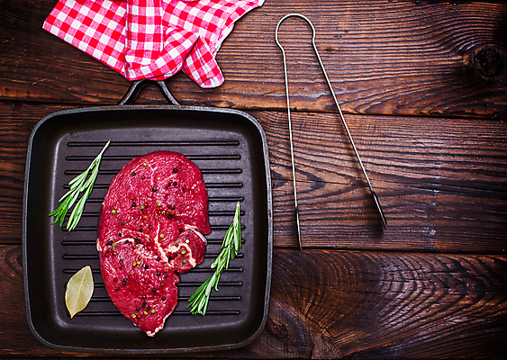 포토 JPG 해외이미지 식재료 실내 집게 스테이크 사람없음 하이앵글 소고기 나무바닥 후추 로즈메리 월계수 해외포토 뷰포인트 바닥 서양음식 육류 내부 허브 향신료 파일형식