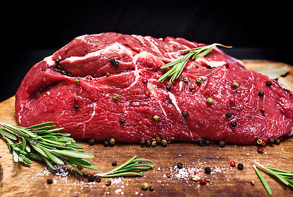 포토 JPG 해외이미지 식재료 실내 스테이크 근접촬영 사람없음 소고기 소금 후추 로즈메리 나무도마 해외포토 뷰포인트 도마 서양음식 육류 내부 목재 허브 향신료 파일형식