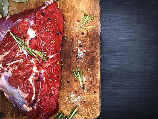 포토 JPG 해외이미지 식재료 검은배경 실내 스테이크 사람없음 하이앵글 소고기 소금 후추 로즈메리 나무도마 해외포토 뷰포인트 백그라운드 도마 서양음식 육류 내부 목재 검은색 허브 향신료 파일형식