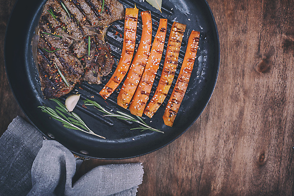 포토 JPG 해외이미지 식재료 실내 스테이크 사람없음 하이앵글 당근 소고기 프라이팬 나무바닥 로즈메리 해외포토 뷰포인트 주방용품 바닥 뿌리채소 서양음식 육류 내부 허브 파일형식