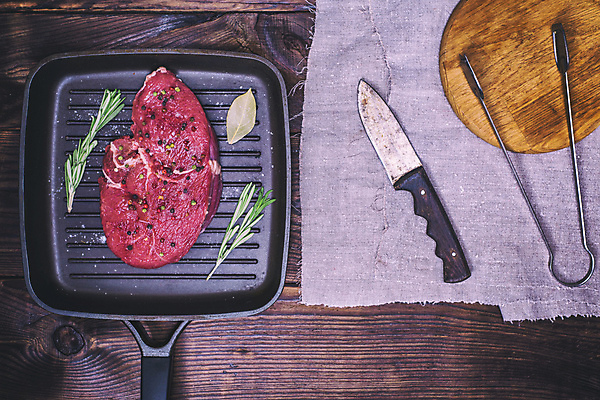 포토 JPG 해외이미지 식재료 실내 집게 스테이크 사람없음 하이앵글 소고기 프라이팬 후추 로즈메리 월계수 해외포토 뷰포인트 주방용품 서양음식 육류 내부 허브 향신료 파일형식